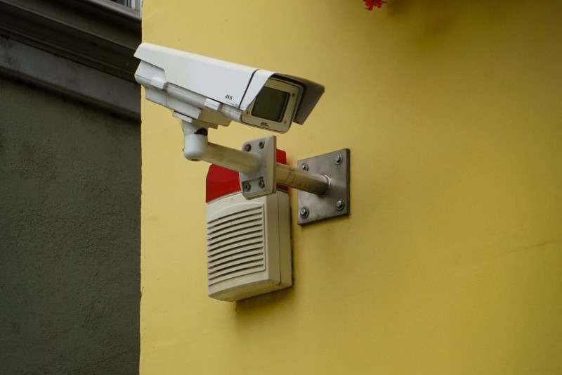 Nadzorne kamere na steni stanovanjske hiše